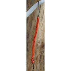 Makramee-Schlüsselanhänger mit Totenkopf in orange